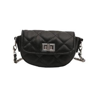 Mini sac bandoulière matelassé noir avec chaîne en métal argenté et fermoir carré