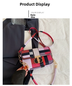 Détail d'un sac en cuir PU à blocs de couleurs avec fermoir doré et bandoulière chaîne