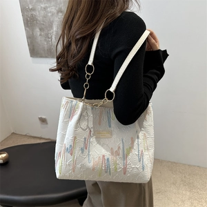 Sac fourre-tout en toile blanche avec broderie arc-en-ciel et bandoulière en chaîne