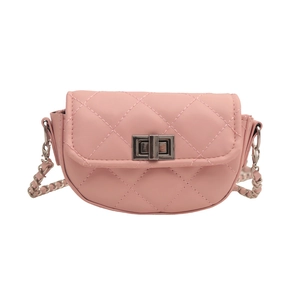 Rosa gesteppte Mini-Satteltasche mit Rautenmuster, Silberkette und Metallverschluss