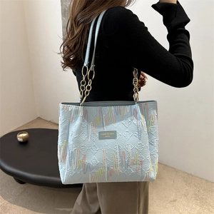 Sac fourre-tout en toile bleu clair avec broderie vagues colorées et chaîne dorée