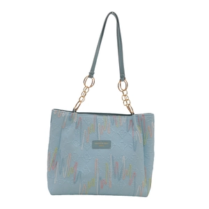 Sac fourre-tout bleu clair en cuir gaufré avec broderie colorée et chaîne dorée
