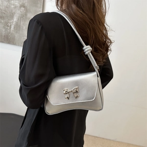 Sac à bandoulière argenté avec nœud pour femme au fini métallisé de style français