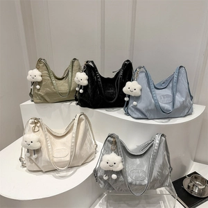 Nylon tote bags in five colors with chain detail and cloud plush charm for daily commuting