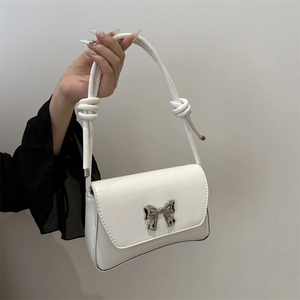 Sac à bandoulière blanc minimaliste avec nœud argenté et bandoulière nouée chic