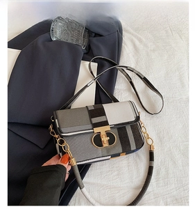 Détail du sac à rabat multicolore avec fermoir métallique et bandoulière chaîne