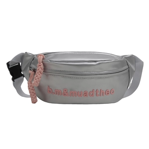 Sac banane métallisé argenté avec broderie rose et tirettes de zip tissées
