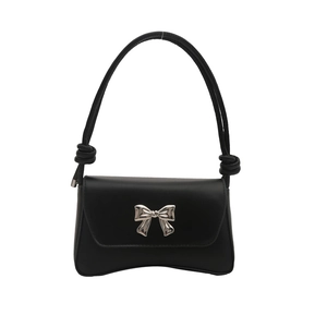 Sac à bandoulière minimaliste en cuir noir avec nœud en métal argenté et sangle nouée