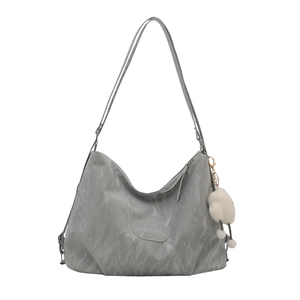 Sac fourre-tout gris plissé en PU avec deux bandoulières et pendentif en peluche