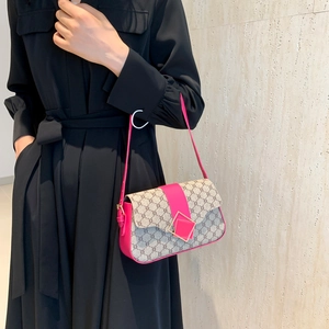 Sac bandoulière monogramme gris avec finitions en cuir rose et boucle dorée