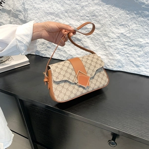 Sac à bandoulière chic à monogramme avec garniture en cuir marron et boucle orange élégante