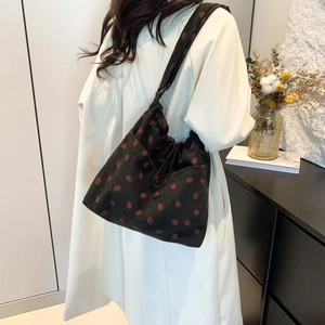 Borsa a spalla in velluto nero con motivo a fragole rosse per il pendolare quotidiano