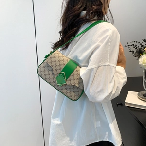 Sac sous le bras rétro à monogramme avec bordure en cuir vert et boucle élégante