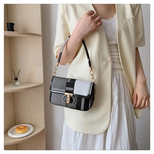 Détail du sac bandoulière en cuir PU tricolore avec fermoir en métal doré chic