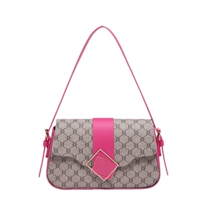 Sac à bandoulière rose en toile grise à motifs avec double boucle métallique carrée