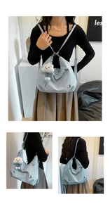 Détail du sac cabas bleu clair avec papillons dorés et porte-clés nuage pelucheux