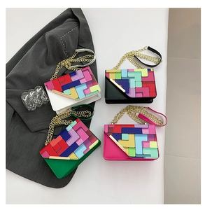 Quatre sacs enveloppes aux motifs géométriques colorés avec bandoulières chaîne dorée