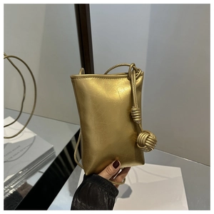 Détail du sac à téléphone doré en cuir craquelé avec bandoulière à nœuds sphériques