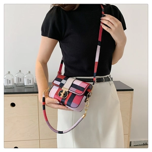 Détail du sac bandoulière géométrique multicolore avec large bandoulière en tissu