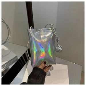 Détail d'un mini sac de téléphone argenté holographique avec des reflets arc-en-ciel