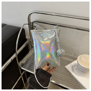 Détail du mini sac de téléphone argenté holographique avec nœud tressé unique