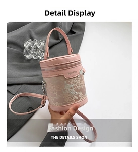 Dettaglio borsa a secchiello rosa con ricamo floreale dorato in stile tradizionale