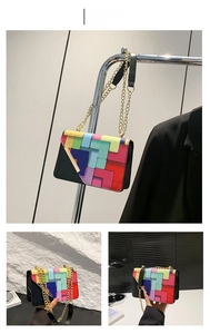 Détail du sac bandoulière à carreaux colorés avec chaîne dorée et garniture métallique
