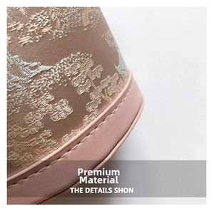 Macro della trama del tessuto con farfalle e cuciture sul bordo in pelle rosa