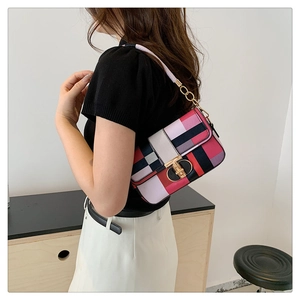 Détail du sac bandoulière en similicuir multicolore avec fermoir en T doré et lanière