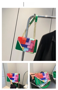 Détail du sac bandoulière vert avec patchwork géométrique et bandoulière chaîne dorée