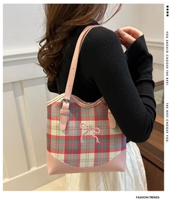 Détail du nœud rose brodé sur un sac cabas à carreaux avec bandoulière réglable