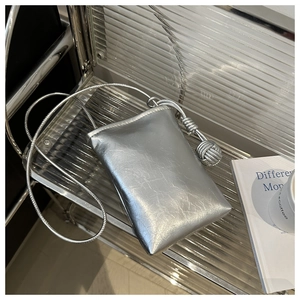 Sac à bandoulière argenté pour téléphone en cuir métallisé froissé avec pendentif boule tressée