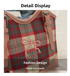 Détail du sac cabas à carreaux roses avec nœud brodé et bandoulière réglable