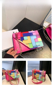 Détail du sac bandoulière en cuir PU rose avec motif géométrique coloré en patchwork