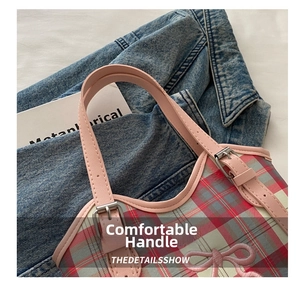 Détail du sac cabas à carreaux roses avec broderie nœud et bandoulière en cuir rose