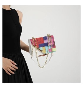 Détail du sac bandoulière aux motifs géométriques colorés avec chaîne et boucle en métal