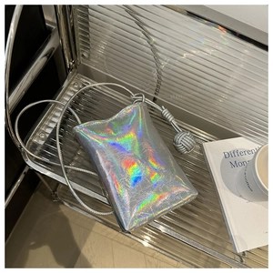 Détail de la pochette téléphone holographique argentée avec texture laser et bandoulière