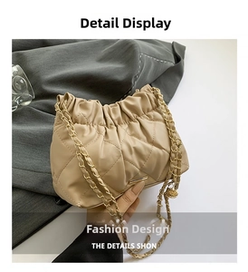Dettaglio borsa a tracolla in pelle PU beige con catena e design a pieghe stile nuvola
