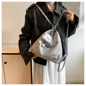 Sac bandoulière plissé argenté avec papillons dorés et pendentif nuage blanc doux