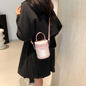 Sac seau rose et blanc à motif marbre avec bandoulière porté par un mannequin