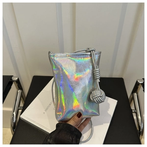 Vue détaillée d'une pochette téléphone argentée holographique avec effet laser réfléchi