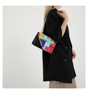 Détail d'un motif géométrique coloré sur un sac bandoulière élégant avec chaîne dorée