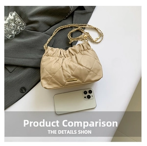 Dettaglio della borsa a secchiello trapuntata beige con catena d'oro e coulisse