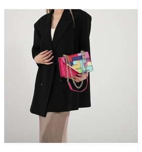 Vue détaillée d'un sac bandoulière en cuir patchwork multicolore avec chaîne dorée fine