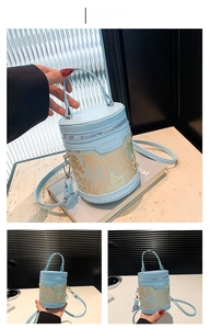 Dettaglio mini borsa a secchiello blu con stampe cinesi dorate e manico top