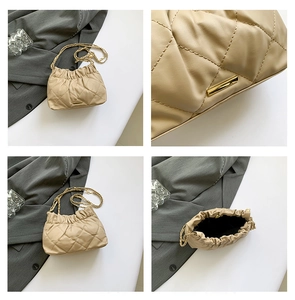 Dettaglio borsa a secchiello trapuntata beige con catena dorata e chiusura a pieghe