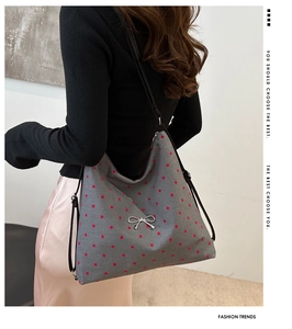 Sac fourre-tout en toile grise à pois rouges avec détail de noeud argenté