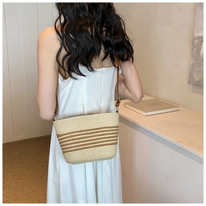 Sac seau bohème en paille tressée avec rayures marron et bandoulière en cuir pour femme