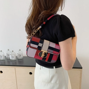 Sac bandoulière chic avec patchwork géométrique multicolore et fermoir doré