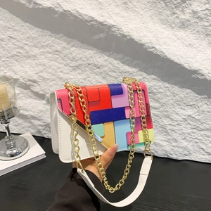 Sac bandoulière moderne à blocs de couleurs avec motifs géométriques et chaîne dorée